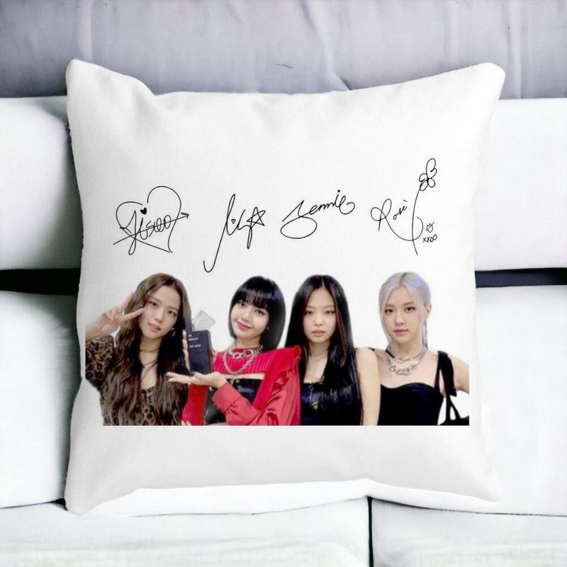 Casa si Gradina - Textile si covoare - Perne si pilote - Perne decorative - Perna Decorativa Patrata Blackpink K-POP semnaturi, 40x40 cm, Alb mat, Husa Detasabila, Burduf - Infinity.ro