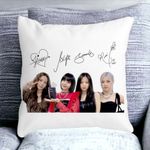 Casa si Gradina - Textile si covoare - Perne si pilote - Perne decorative - Perna Decorativa Patrata Blackpink K-POP semnaturi, 40x40 cm, Alb mat, Husa Detasabila, Burduf - Infinity.ro