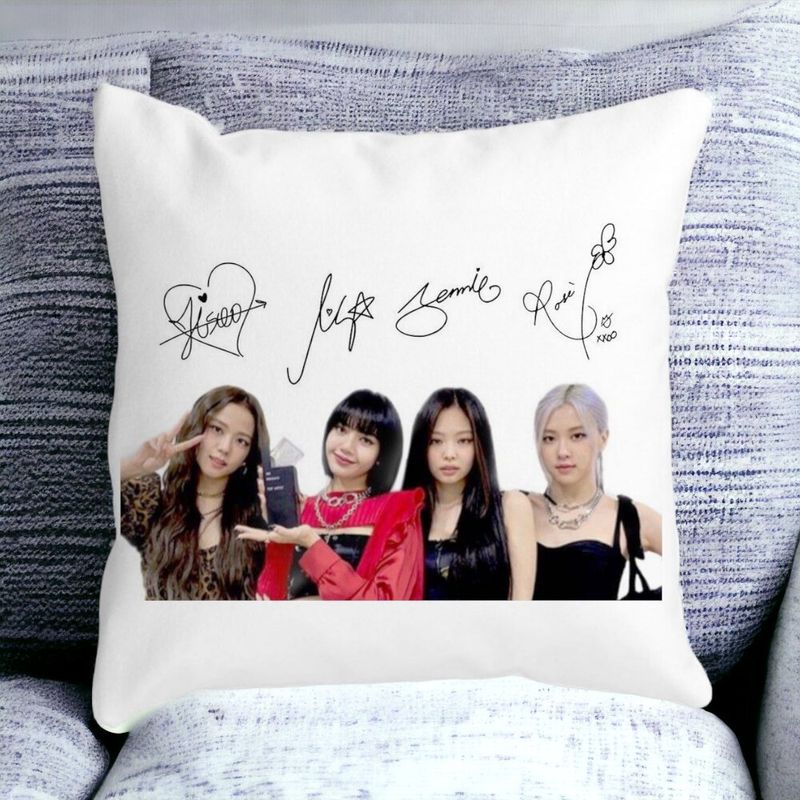 Casa si Gradina - Textile si covoare - Perne si pilote - Perne decorative - Perna Decorativa Patrata Blackpink K-POP semnaturi, 40x40 cm, Alb mat, Husa Detasabila, Burduf - Infinity.ro
