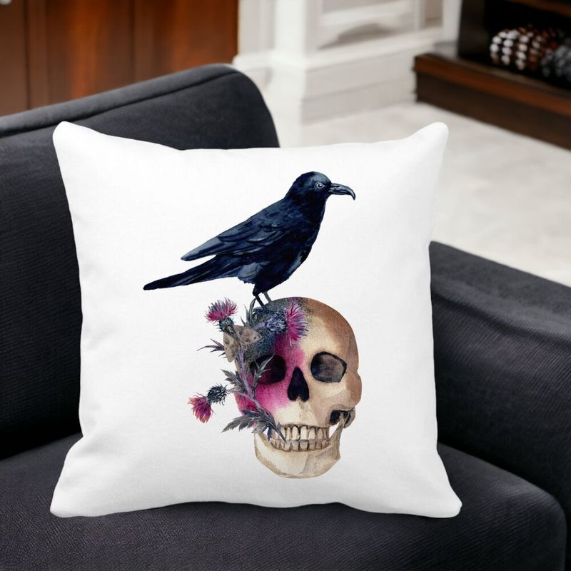 Casa si Gradina - Textile si covoare - Perne si pilote - Perne decorative - Perna Decorativa cu motiv Craniu si Cioara de Halloween, 40x40 cm, Alb mat, Husa Detasabila, Burduf - Infinity.ro