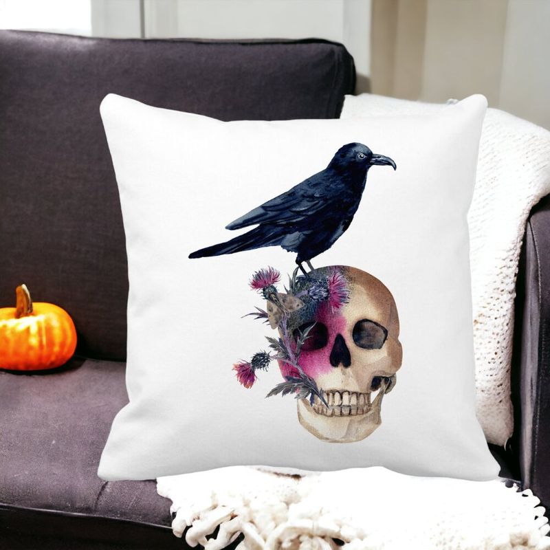 Casa si Gradina - Textile si covoare - Perne si pilote - Perne decorative - Perna Decorativa cu motiv Craniu si Cioara de Halloween, 40x40 cm, Alb mat, Husa Detasabila, Burduf - Infinity.ro