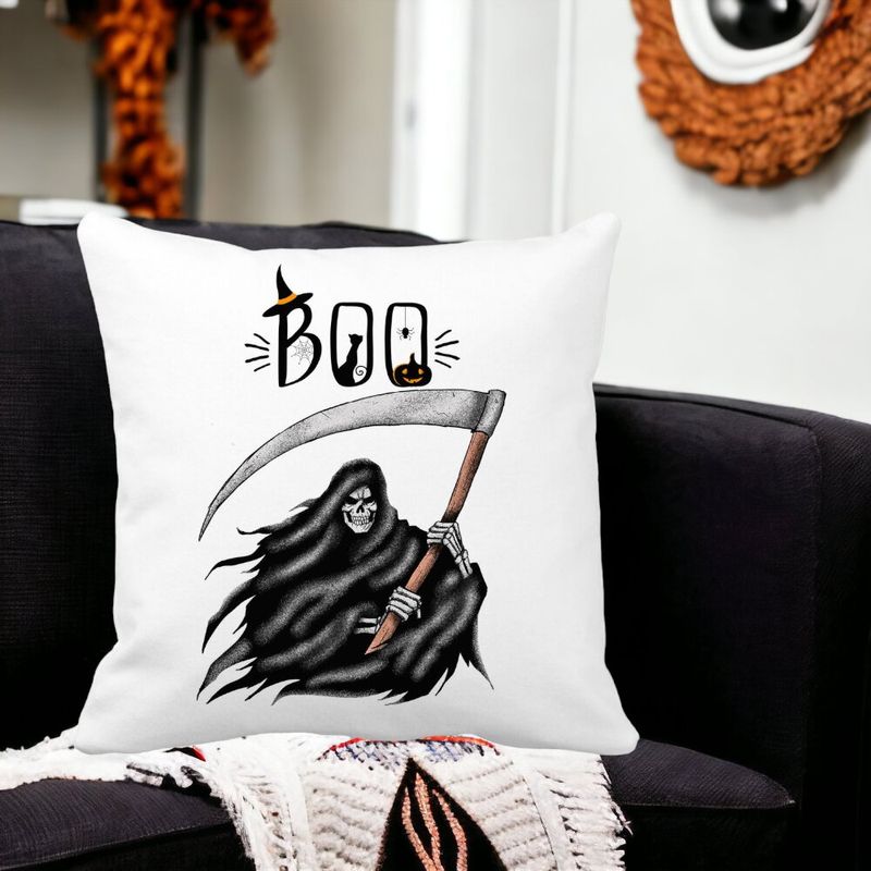 Casa si Gradina - Textile si covoare - Perne si pilote - Perne decorative - Perna Decorativa cu motiv The Grim Reaper, de Halloween, 40x40 cm, Alb mat, Husa Detasabila, Burduf - Infinity.ro