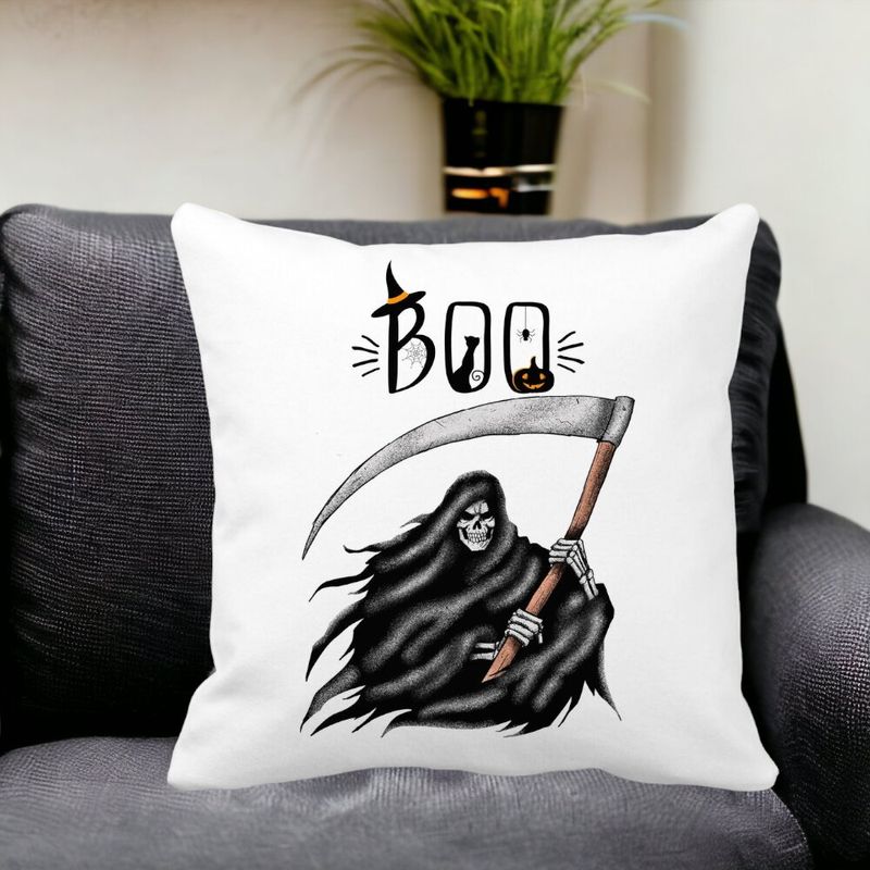 Casa si Gradina - Textile si covoare - Perne si pilote - Perne decorative - Perna Decorativa cu motiv The Grim Reaper, de Halloween, 40x40 cm, Alb mat, Husa Detasabila, Burduf - Infinity.ro
