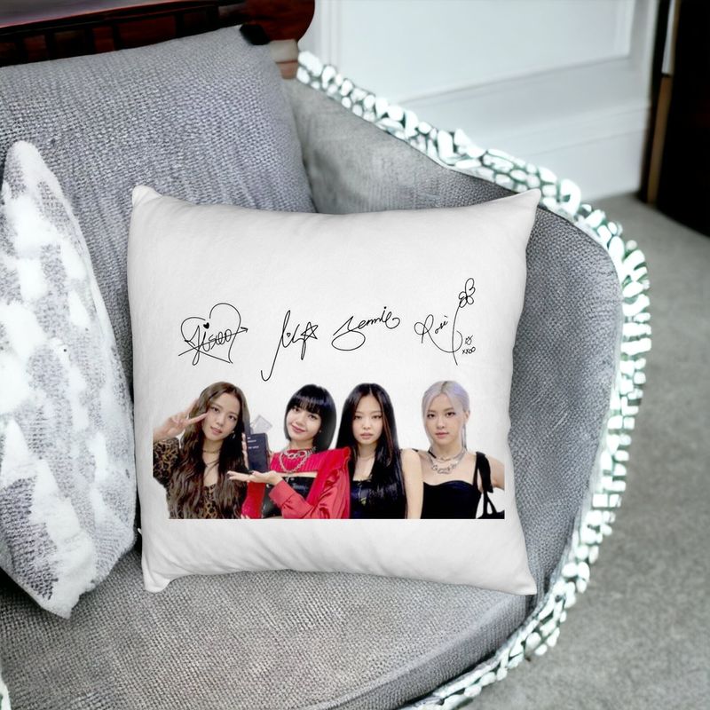 Casa si Gradina - Textile si covoare - Perne si pilote - Perne decorative - Perna Decorativa Fluffy, Model Blackpink K-POP semnaturi, 40x40 cm, Alb, Husa Detasabila, Burduf - Infinity.ro