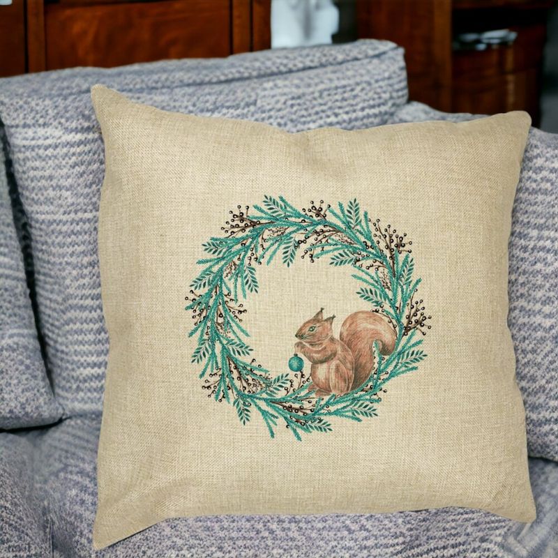 Casa si Gradina - Textile si covoare - Perne si pilote - Perne decorative - Perna Decorativa Coronita de Craciun si Veverita, 40x40 cm, Husa Detasabila, Burduf - Infinity.ro