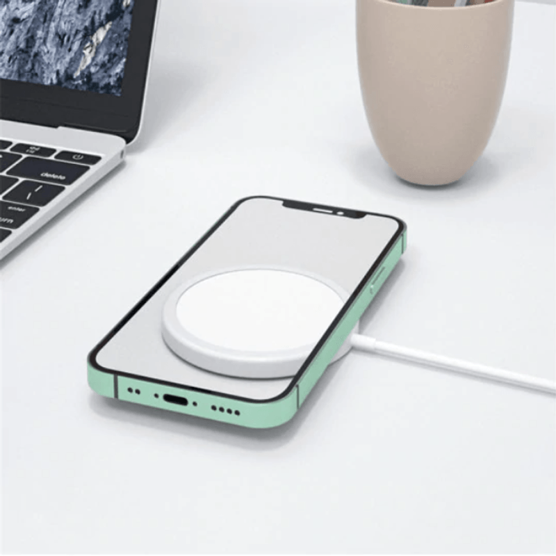 Laptop, Telefoane si Tablete - Telefoane mobile si accesorii - Accesorii Telefoane - Incarcatoare telefoane - Incarcator wireless Apple 15 W cu MagSafe pentru iPhone, AirPods si Apple Watch, cablu USB-C, Alb - Infinity.ro