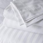 Casa si Gradina - Textile si covoare - Lenjerii de pat - Lenjerii copii - Set 5 piese Lenjerie de pat 4 piese Kotonia Home Hotel XXL si pilota de iarna, 100% bumbac, Damasc, dungi late, Alb - Infinity.ro