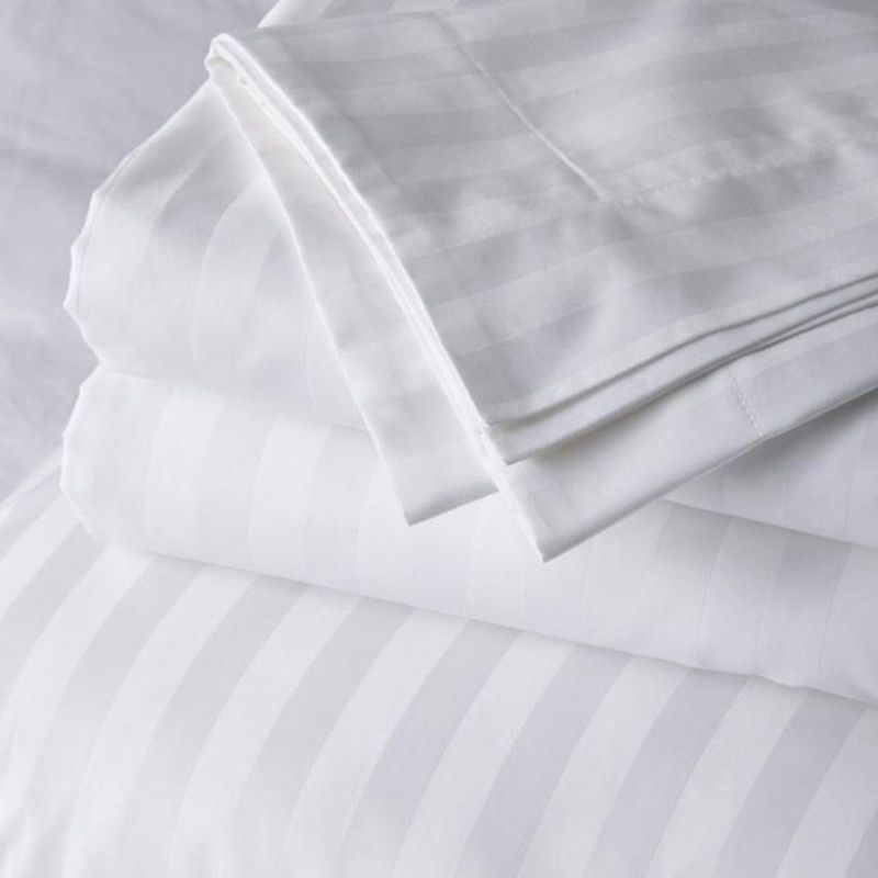 Casa si Gradina - Textile si covoare - Lenjerii de pat - Lenjerii copii - Set 5 piese Lenjerie de pat 4 piese Kotonia Home Hotel XXL si pilota de iarna, 100% bumbac, Damasc, dungi late, Alb - Infinity.ro