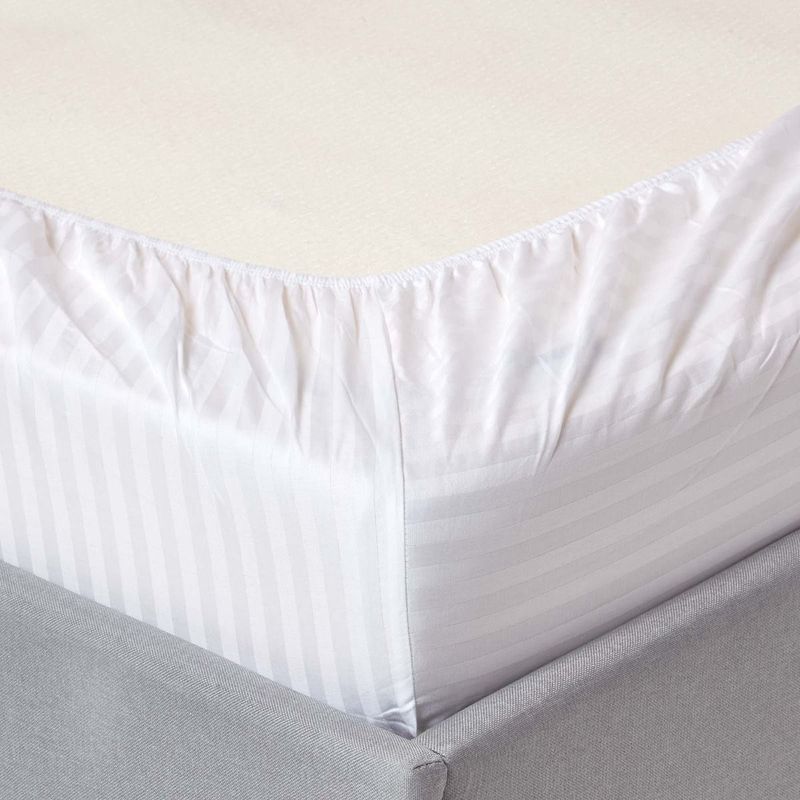 Casa si Gradina - Textile si covoare - Lenjerii de pat - Protectie saltea - Husa cu elastic pentru pat Kotonia Home Damasc dungi cu latime de 1 cm, 100% bumbac, Alb, 140x200+20 cm - Infinity.ro