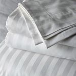 Casa si Gradina - Textile si covoare - Lenjerii de pat - Fete de perna - Set 2 Fete de perna Kotonia Home Hotel Damasc cu dungi late 2.5 cm cu rame decorative Oxford, 100% bumbac, 70x70 cm, Alb - Infinity.ro