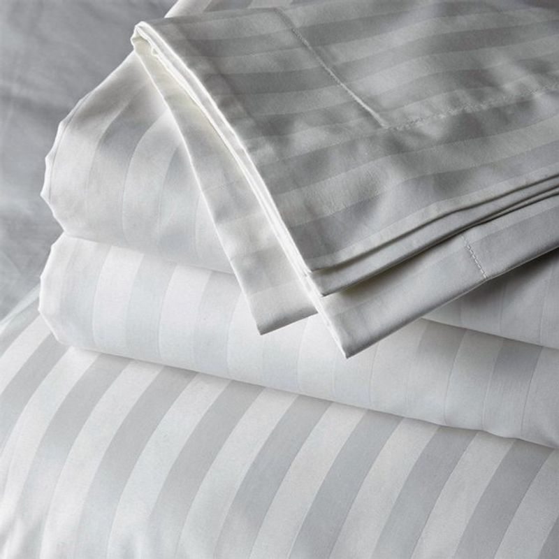 Casa si Gradina - Textile si covoare - Lenjerii de pat - Fete de perna - Set 2 Fete de perna Kotonia Home Hotel Damasc cu dungi late 2.5 cm cu rame decorative Oxford, 100% bumbac, 70x70 cm, Alb - Infinity.ro