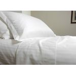 Casa si Gradina - Textile si covoare - Lenjerii de pat - Fete de perna - Set 2 Fete de perna Kotonia Home Hotel Damasc cu dungi late 2.5 cm cu rame decorative Oxford, 100% bumbac, 70x70 cm, Alb - Infinity.ro