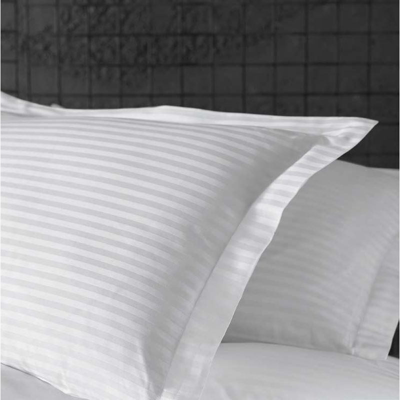 Casa si Gradina - Textile si covoare - Lenjerii de pat - Fete de perna - Set 2 fete perna Kotonia Home Hotel - Damasc cu dungi de 1 cm cu rame decorative Oxford, 100% bumbac, 50x70 cm, Alb - Infinity.ro