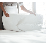 Casa si Gradina - Textile si covoare - Lenjerii de pat - Lenjerii copii - Set 4 piese Lenjerie de pat 3 piese si pilota de iarna Kotonia Home, 1 persoana, 100% bumbac, Damasc, dungi late, Alb - Infinity.ro