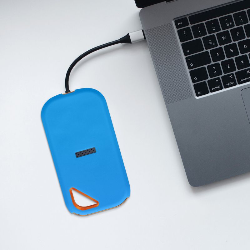 PC, gaming si accesorii - Periferice PC - Accesorii hard disk-uri externe - Husa de protectie Kwmobile pentru SanDisk E81 SSD, Albastru, Silicon, KWM000025FP002C - Infinity.ro