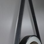 Casa si Gradina - Mobilier - Mobilier baie - Oglinzi baie - Oglinda rotunda cu led si buton touch, cu rama neagra din aluminiu, chinga din piele ecologica, diametru 60cm - Infinity.ro