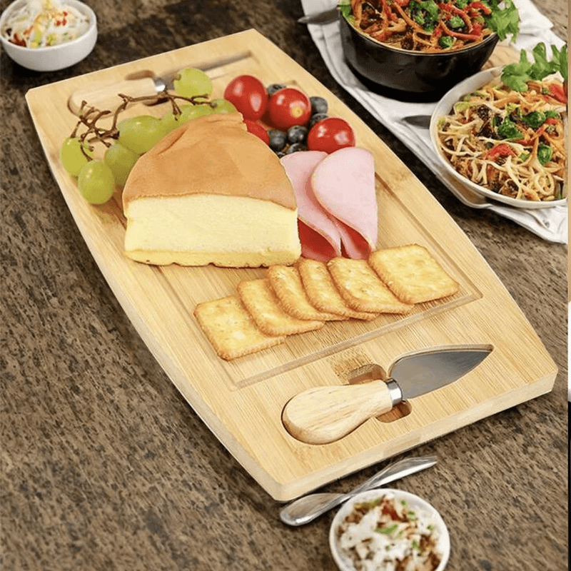 Casa si Gradina - Bucatarie si vesela - Vesela si tacamuri - Platouri de bucatarie - Set platou de branzeturi cu 2 ustensile pentru servire, Dreptunghiular, din lemn, dimensiuni 33x19x1.5 cm ABYZ™ - Infinity.ro