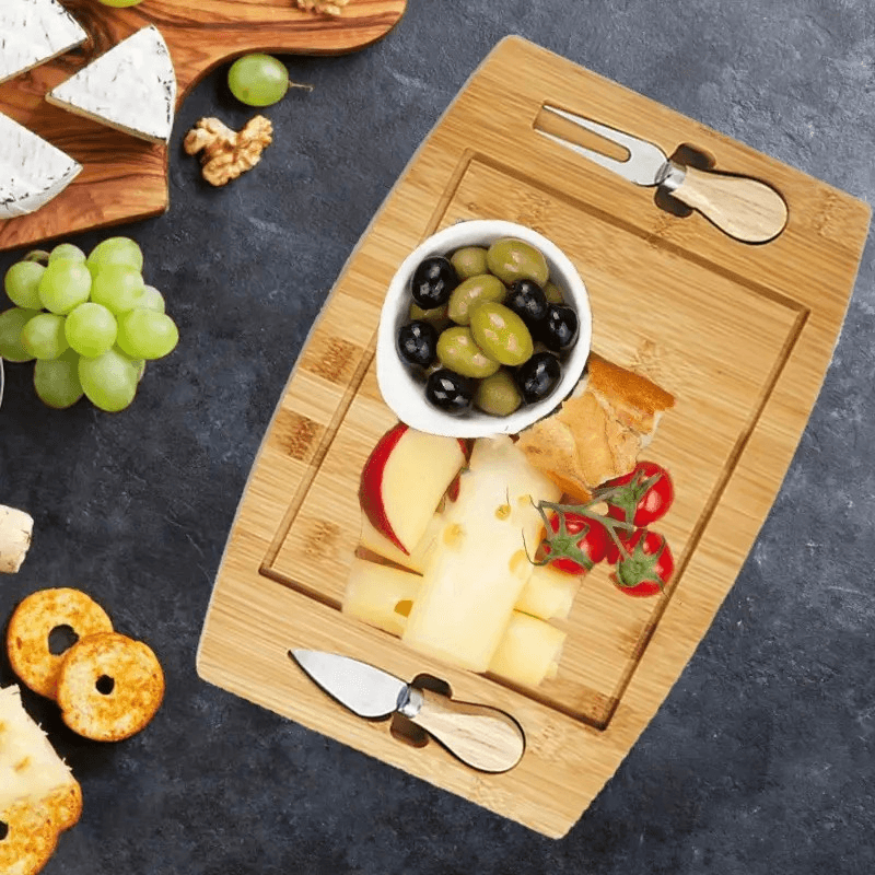 Casa si Gradina - Bucatarie si vesela - Vesela si tacamuri - Platouri de bucatarie - Set platou de branzeturi cu 2 ustensile pentru servire, Dreptunghiular, din lemn, dimensiuni 33x19x1.5 cm ABYZ™ - Infinity.ro