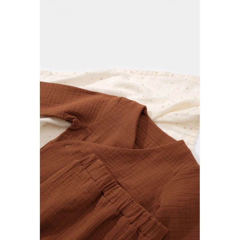 Fashion, accesorii si bijuterii - Copii - Imbracaminte copii - Body-uri copii - Set bluzita petrecuta si pantaloni lungi din muselina, BabyCosy, 100% bumbac organic, Caramiziu (Marime: 18-24 Luni) - Infinity.ro