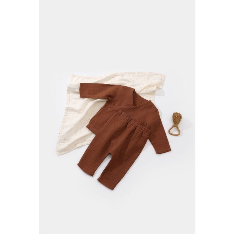 Fashion, accesorii si bijuterii - Copii - Imbracaminte copii - Body-uri copii - Set bluzita petrecuta si pantaloni lungi din muselina, BabyCosy, 100% bumbac organic, Caramiziu (Marime: 9-12 luni) - Infinity.ro