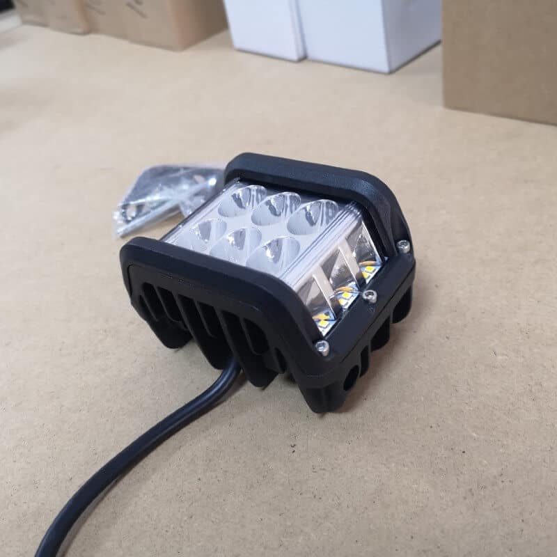 Auto si Moto - Piese auto si accesorii - Caroserie - Faruri, stopuri si proiectoare - Proiector led bicolor, Off Road, alb si galben stroboscop, 45W, unghi lumina spot 30° - Infinity.ro