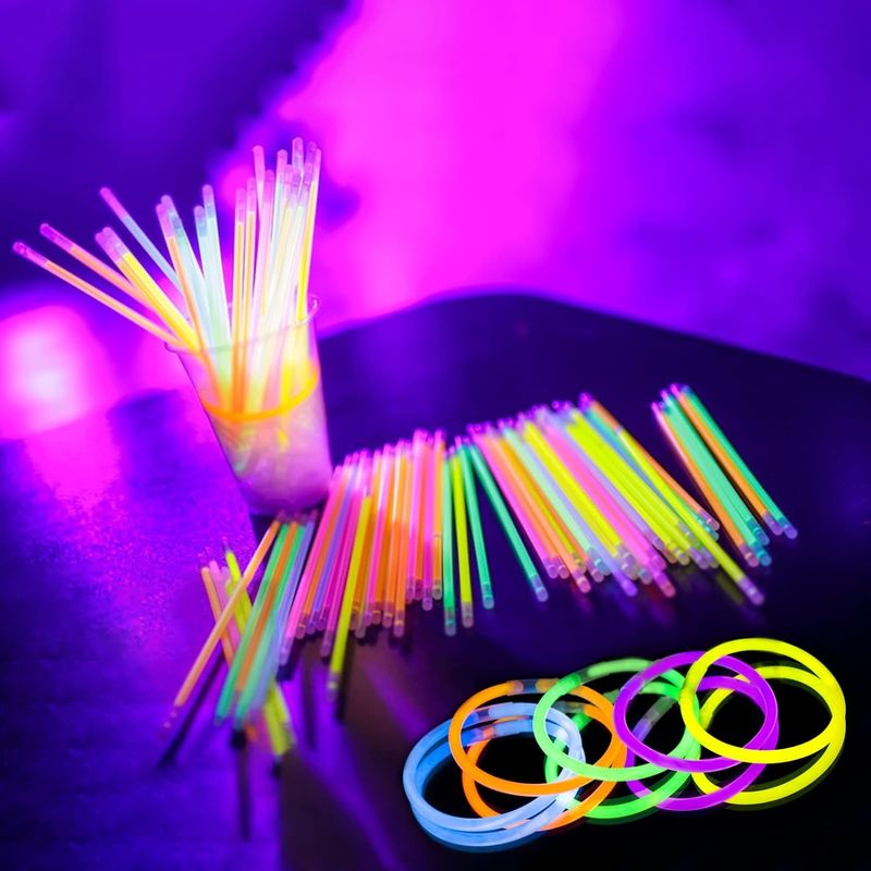 Casa si Gradina - Decoratiuni - Decoratiuni petrecere - Accesorii pentru petrecere - Set 100 bratari luminoase si colorate pentru petreceri, fosforescente, Glow Sticks, Galbene, bebeLOGIC™ - Infinity.ro
