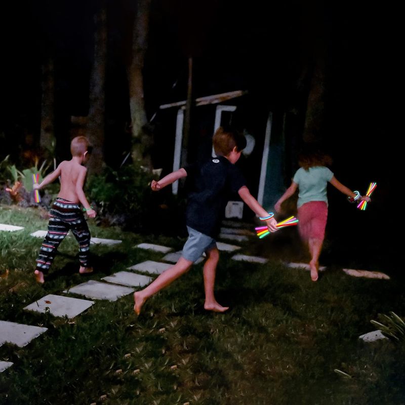 Casa si Gradina - Decoratiuni - Decoratiuni petrecere - Accesorii pentru petrecere - Set 100 bratari luminoase si colorate pentru petreceri, fosforescente, Glow Sticks, Verzi, bebeLOGIC™ - Infinity.ro