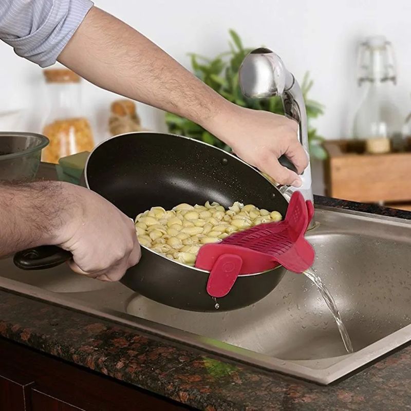 Casa si Gradina - Bucatarie si vesela - Ustensile bucatarie - Site bucatarie, strecuratori si accesorii - Strecuratoare silicon cu prindere, potrivita pentru oale, boluri, tigai, spaghete, carne, fara BPA, rosie, mediLOGIC™ - Infinity.ro