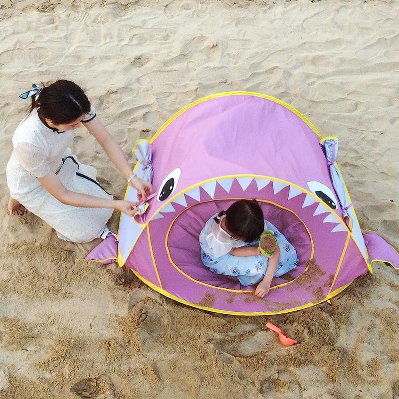 Jucarii, Copii si Bebe - Jucarii si jocuri - Jucarii de exterior - Casute si corturi copii - Cort de plaja portabil, impermeabil, protectie solara UV UPF 50+, copii 3-48 de luni, rechin, roz, bebeLOGIC™ - Infinity.ro
