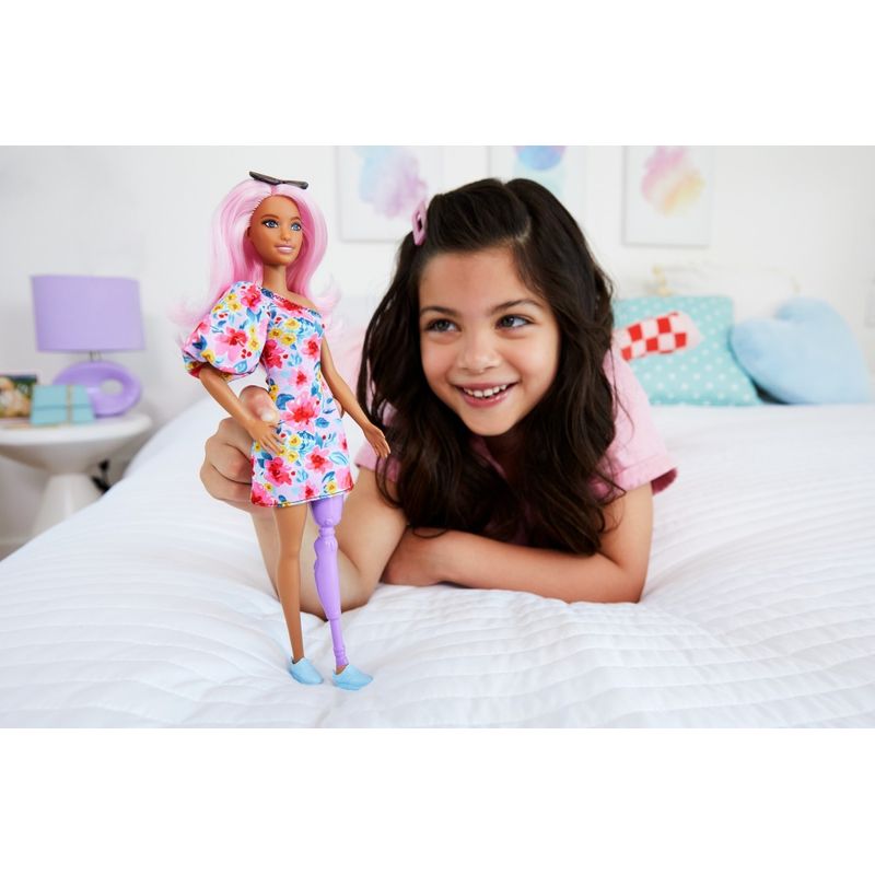 Jucarii, Copii si Bebe - Jucarii si jocuri - Papusi si accesorii - Papusi - Papusa barbie fashionista cu par roz si picior protetic - Infinity.ro