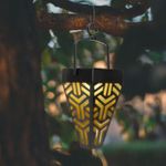 Casa si Gradina - Corpuri si surse de iluminat - Iluminat exterior - Lampi solare - Set cu 4 lampi solare decorative pentru gradina, 2 in 1, suspendata sau infipta, negru, cu lumina alba calda - Infinity.ro