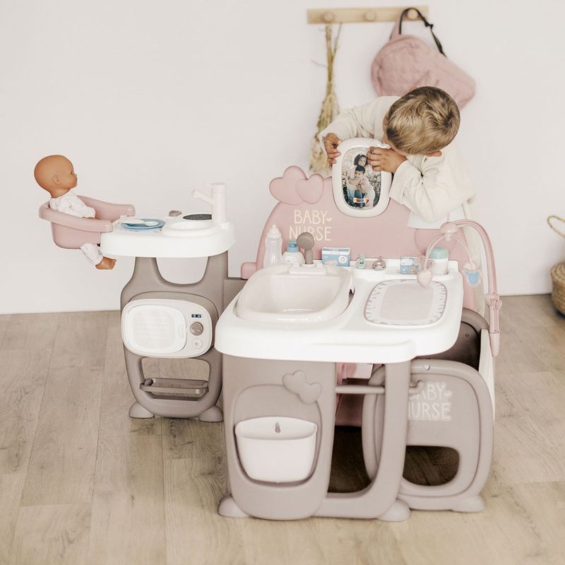 Jucarii, Copii si Bebe - Jucarii si jocuri - Papusi si accesorii - Papusi - Centru de ingrijire pentru papusi Smoby Baby Nurse Doll`s Play Center maro cu 23 accesorii - Infinity.ro