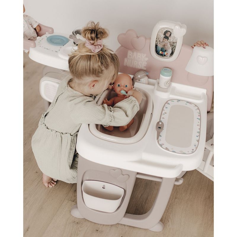 Jucarii, Copii si Bebe - Jucarii si jocuri - Papusi si accesorii - Papusi - Centru de ingrijire pentru papusi Smoby Baby Nurse Doll`s Play Center maro cu 23 accesorii - Infinity.ro