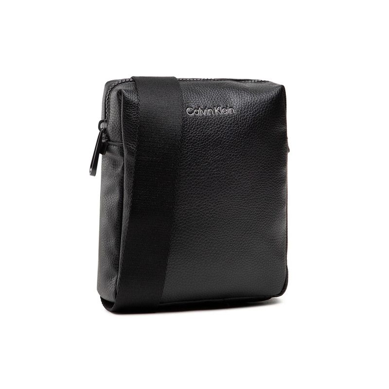 Fashion, accesorii si bijuterii - Barbati - Accesorii barbati - Genti si rucsacuri barbati - Geanta barbati Calvin Klein Must Reporter S K50K508695 Negru 19 x 17 x 5 cm - Infinity.ro