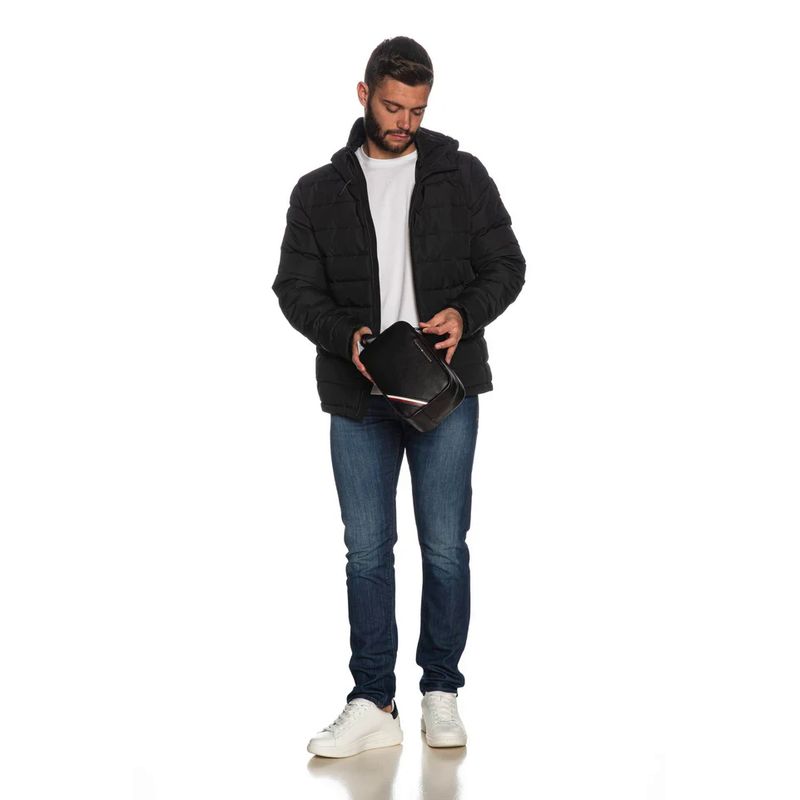 Fashion, accesorii si bijuterii - Barbati - Accesorii barbati - Genti si rucsacuri barbati - Geanta pentru cosmetice Tommy Hilfiger Central Washbag AM0AM11588 Negru 23 x 15.5 x 12 cm - Infinity.ro