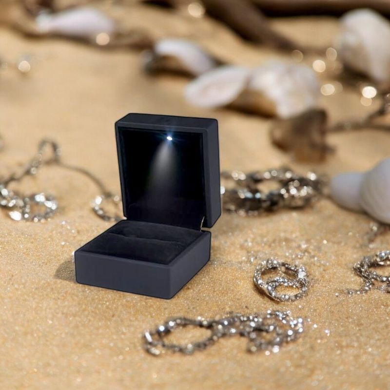 Fashion, accesorii si bijuterii - Femei - Bijuterii femei - Cutii bijuterii - Caseta ornamentala bijuterii, cu led, pentru ocazii deosebite, 90x70x35 mm, plastic, negru, catifea, cu pliculet gel antiumezeala - Infinity.ro