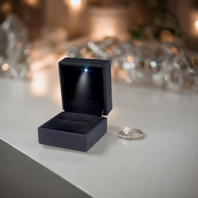 Fashion, accesorii si bijuterii - Femei - Bijuterii femei - Cutii bijuterii - Caseta ornamentala bijuterii, cu led, pentru ocazii deosebite, 65x60x50 mm, plastic, negru, catifea, cu pliculet gel antiumezeala - Infinity.ro