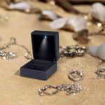 Fashion, accesorii si bijuterii - Femei - Bijuterii femei - Cutii bijuterii - Caseta ornamentala bijuterii, cu led, pentru ocazii deosebite, 65x60x50 mm, plastic, negru, catifea, cu pliculet gel antiumezeala - Infinity.ro