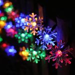 Casa si Gradina - Corpuri si surse de iluminat - Iluminat exterior - Instalatii luminoase exterior - Instalatie Solara cu 50 Fulgi de Nea, Cristal LED, Lumina Alba/Galbena/Multicolora, 7m Lungime - Alb Rece - Infinity.ro