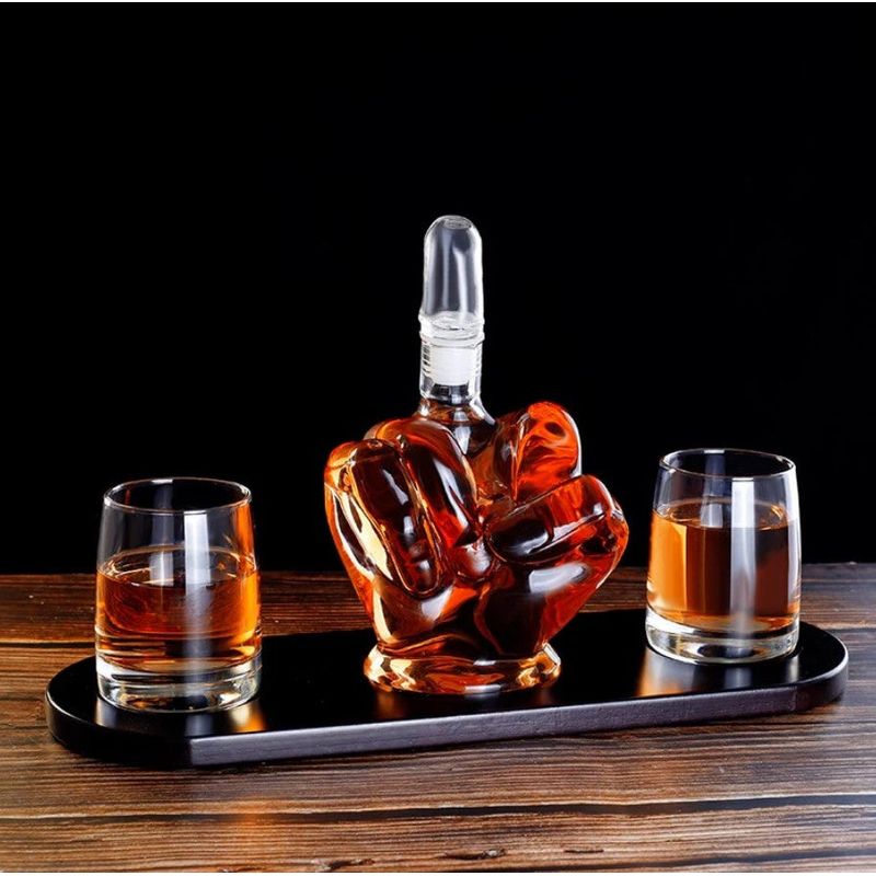 Casa si Gradina - Bucatarie si vesela - Accesorii bar - Carafe si decantoare - Set decantor din sticla 750ml in forma de mana + 2 pahare si suport din lemn, transparent-maro inchis - Infinity.ro