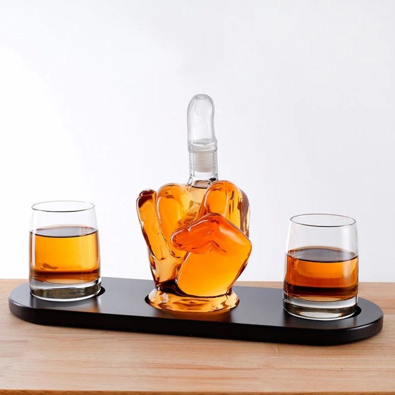 Casa si Gradina - Bucatarie si vesela - Accesorii bar - Carafe si decantoare - Set decantor din sticla 750ml in forma de mana + 2 pahare si suport din lemn, transparent-maro inchis - Infinity.ro