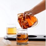 Casa si Gradina - Bucatarie si vesela - Accesorii bar - Carafe si decantoare - Set decantor din sticla 750ml in forma de mana + 2 pahare si suport din lemn, transparent-maro inchis - Infinity.ro