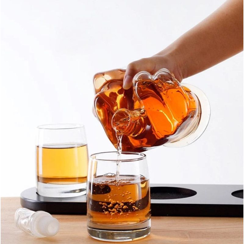 Casa si Gradina - Bucatarie si vesela - Accesorii bar - Carafe si decantoare - Set decantor din sticla 750ml in forma de mana + 2 pahare si suport din lemn, transparent-maro inchis - Infinity.ro