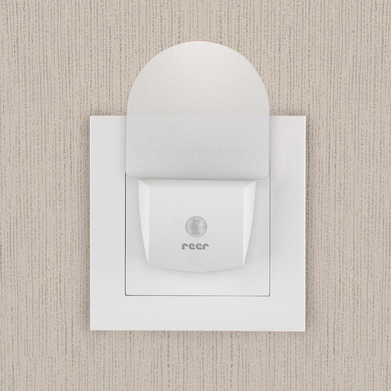 Casa si Gradina - Corpuri si surse de iluminat - Veioze si lampi - Lampi de veghe copii - Lampa de veghe pentru priza, cu senzor de noapte sau zi, 0+ luni, Reer NightGuide 52380 - Infinity.ro