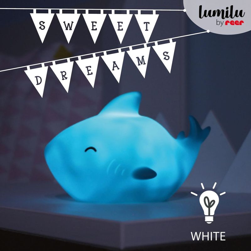 Casa si Gradina - Corpuri si surse de iluminat - Veioze si lampi - Lampi de veghe copii - Lampa de veghe cu LED, cu oprire cronometrata, forma rechin, albastra, Lumilu Sea Life Shark, Reer 52303 - Infinity.ro