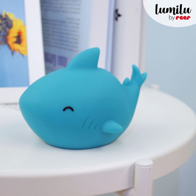 Casa si Gradina - Corpuri si surse de iluminat - Veioze si lampi - Lampi de veghe copii - Lampa de veghe cu LED, cu oprire cronometrata, forma rechin, albastra, Lumilu Sea Life Shark, Reer 52303 - Infinity.ro