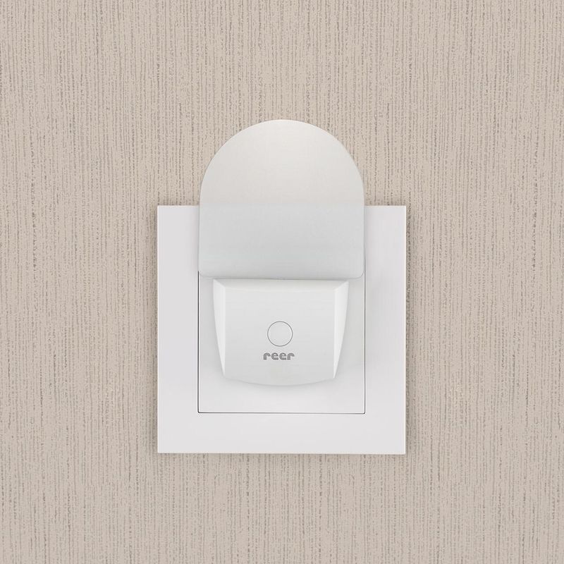 Casa si Gradina - Corpuri si surse de iluminat - Veioze si lampi - Lampi de veghe copii - Lampa de veghe pentru priza, cu comutator, 0+ luni, Reer NightGuide 52390 - Infinity.ro