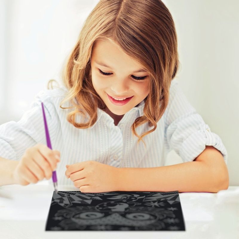 Jucarii, Copii si Bebe - Jucarii si jocuri - Jucarii & jocuri educative - Seturi de artizanat - Set de Arta "Scratch & Sketch" cu Personajul Isadora – Nebulous Stars - Infinity.ro