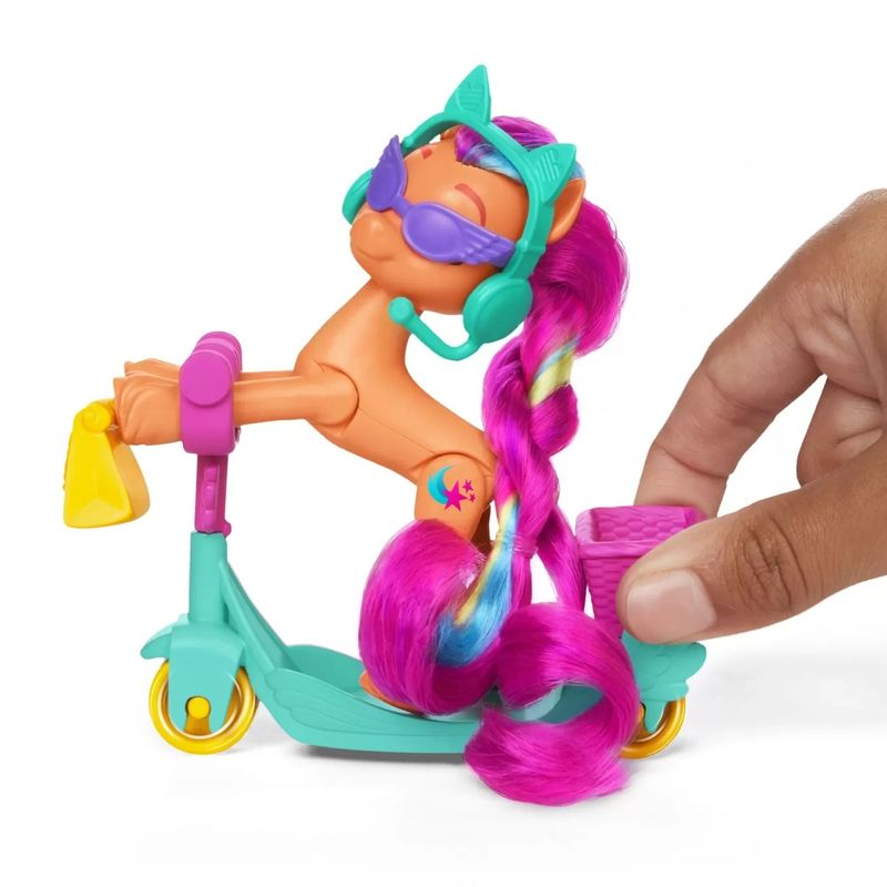 Jucarii, Copii si Bebe - Jucarii si jocuri - Figurine - MY LITTLE PONY SUNNY STARSCOUT PE SCOOTER SET FIGURINA SI 4 ACCESORII - Infinity.ro