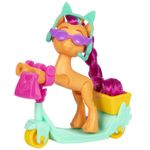 Jucarii, Copii si Bebe - Jucarii si jocuri - Figurine - MY LITTLE PONY SUNNY STARSCOUT PE SCOOTER SET FIGURINA SI 4 ACCESORII - Infinity.ro